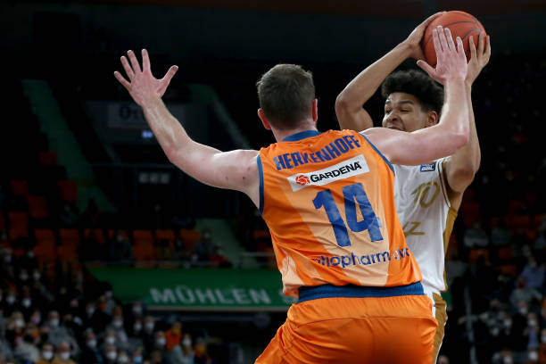 现显得格外 现显得格外